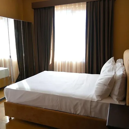 Aparthotel Servi House - *