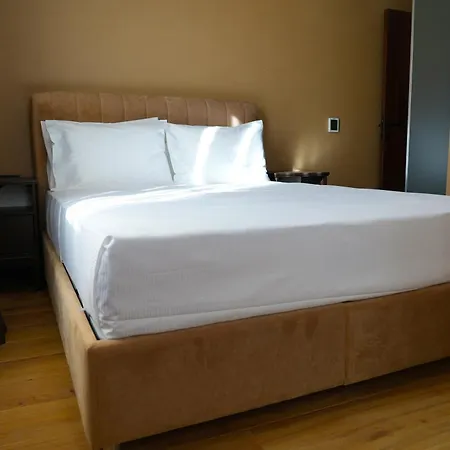 Aparthotel Servi House - *