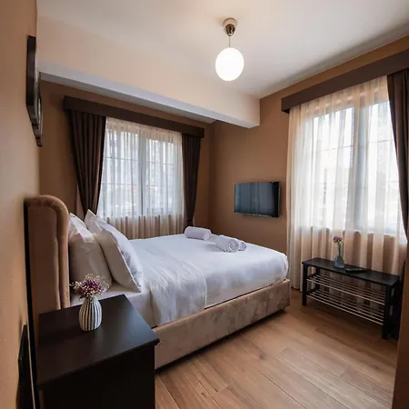 Aparthotel Servi House - *