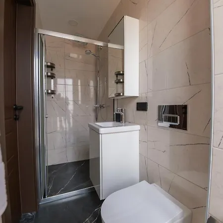 Aparthotel Servi House - *